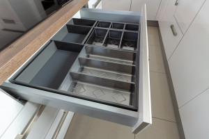 K-StrongMax 89/500mm white + StrongMax 90 cutlery tray + anti-slip mat white